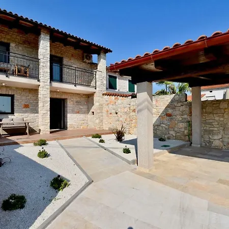Holiday House With Relaxing Pool