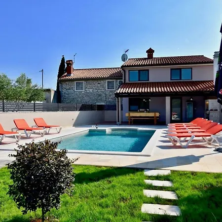 Holiday House With Relaxing Pool *