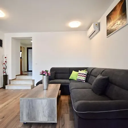 Holiday House With Relaxing Pool Segotici
