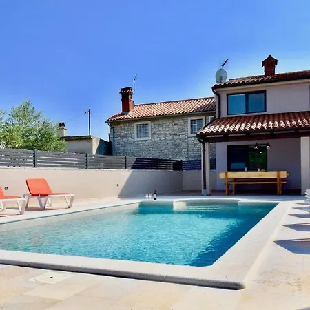 Prázdninový dům Holiday House With Relaxing Pool
